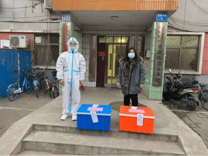 常宏向新華區(qū)抗疫一線工作者送愛(ài)心晚餐2021